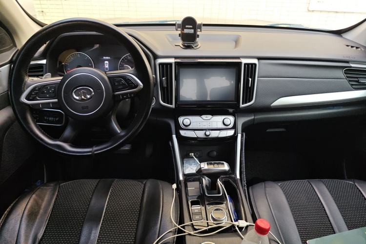 Used Great Wall Poer 2021 2.0T Commercial Version Automatic Diesel Two-Wheel Drive Elite Trim with Long Bed – GW4D20M Center Console