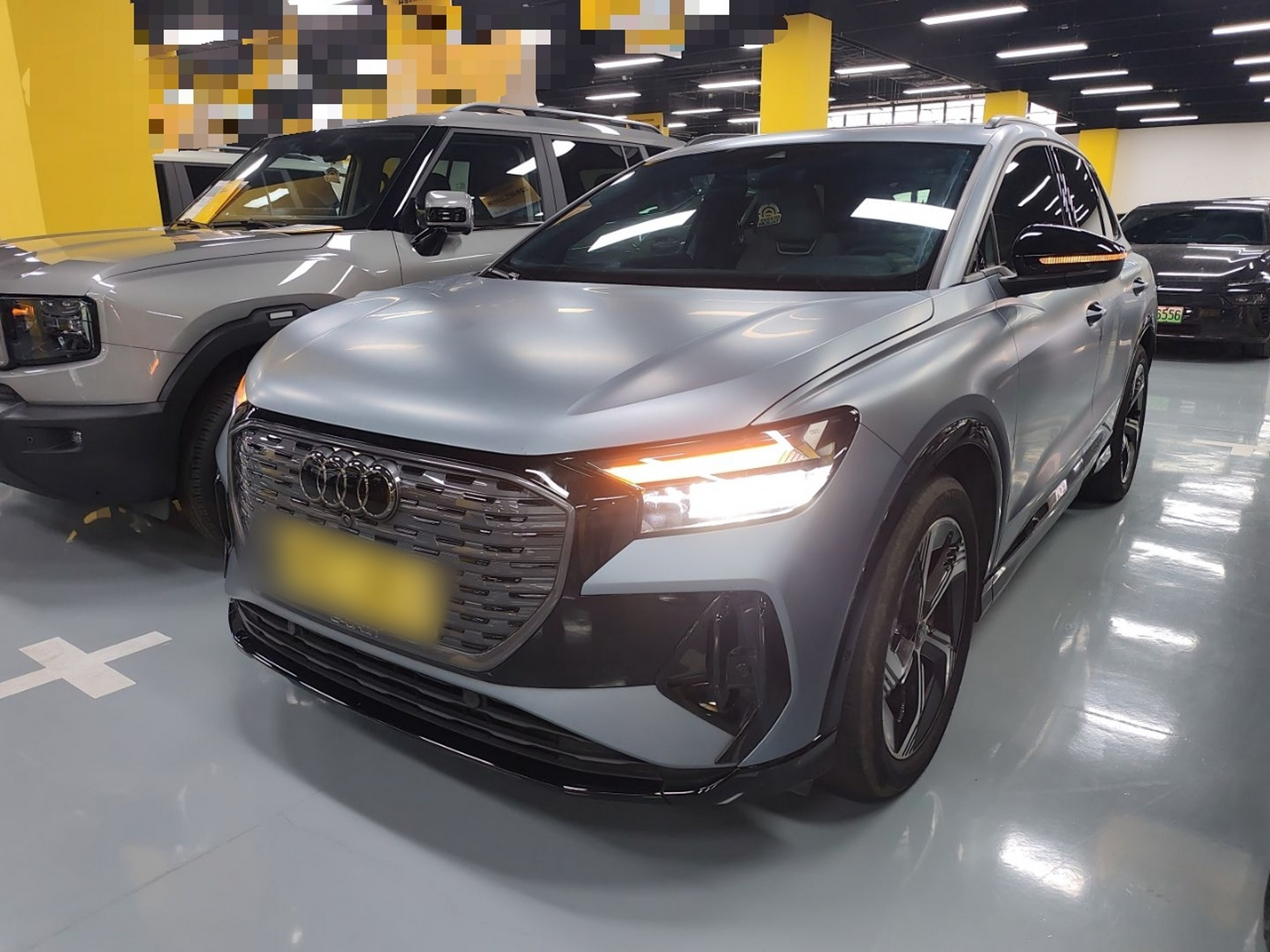 تحت مقدمة السيارة