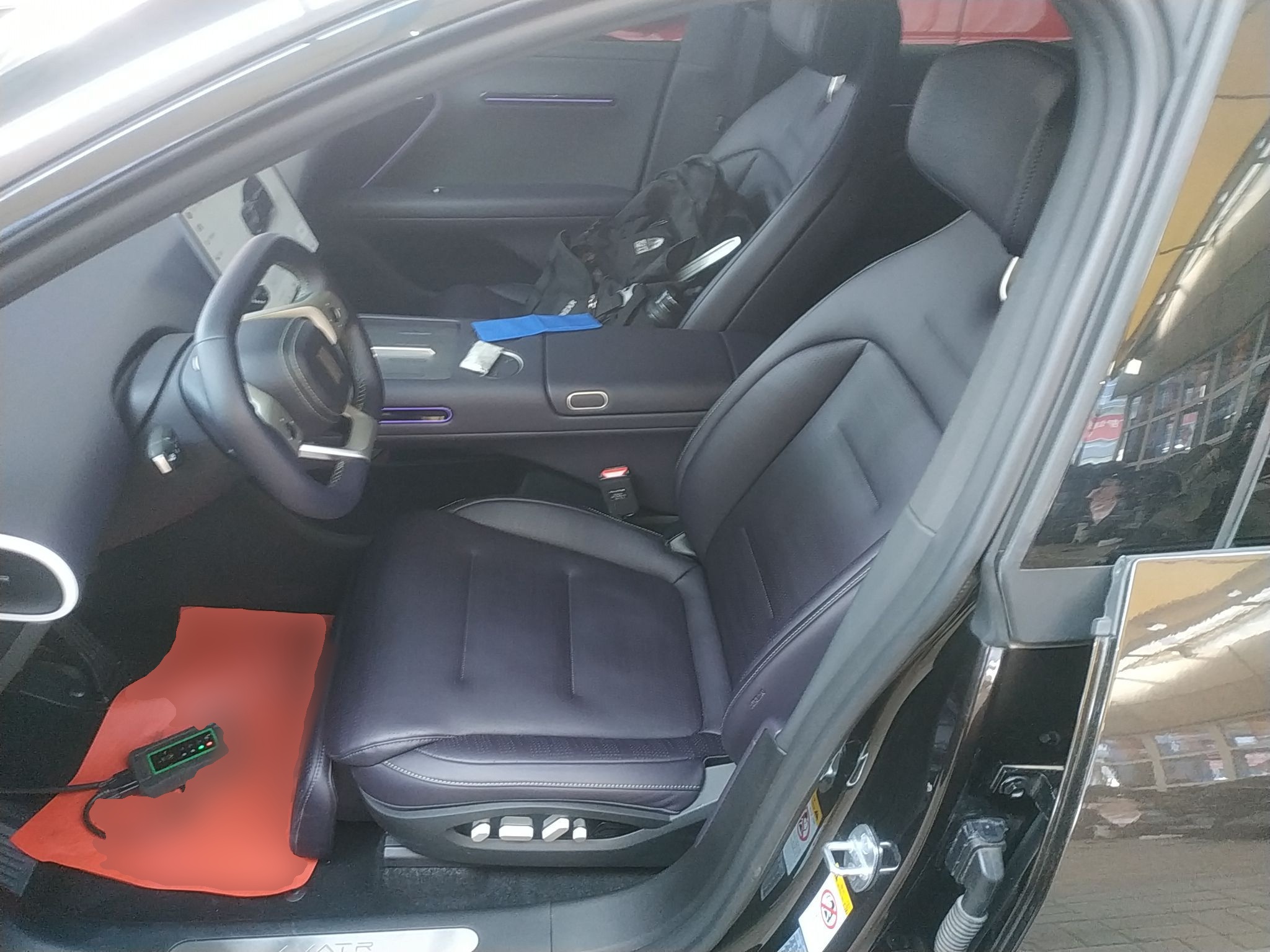 المقاعد الأمامية داخل السيارة