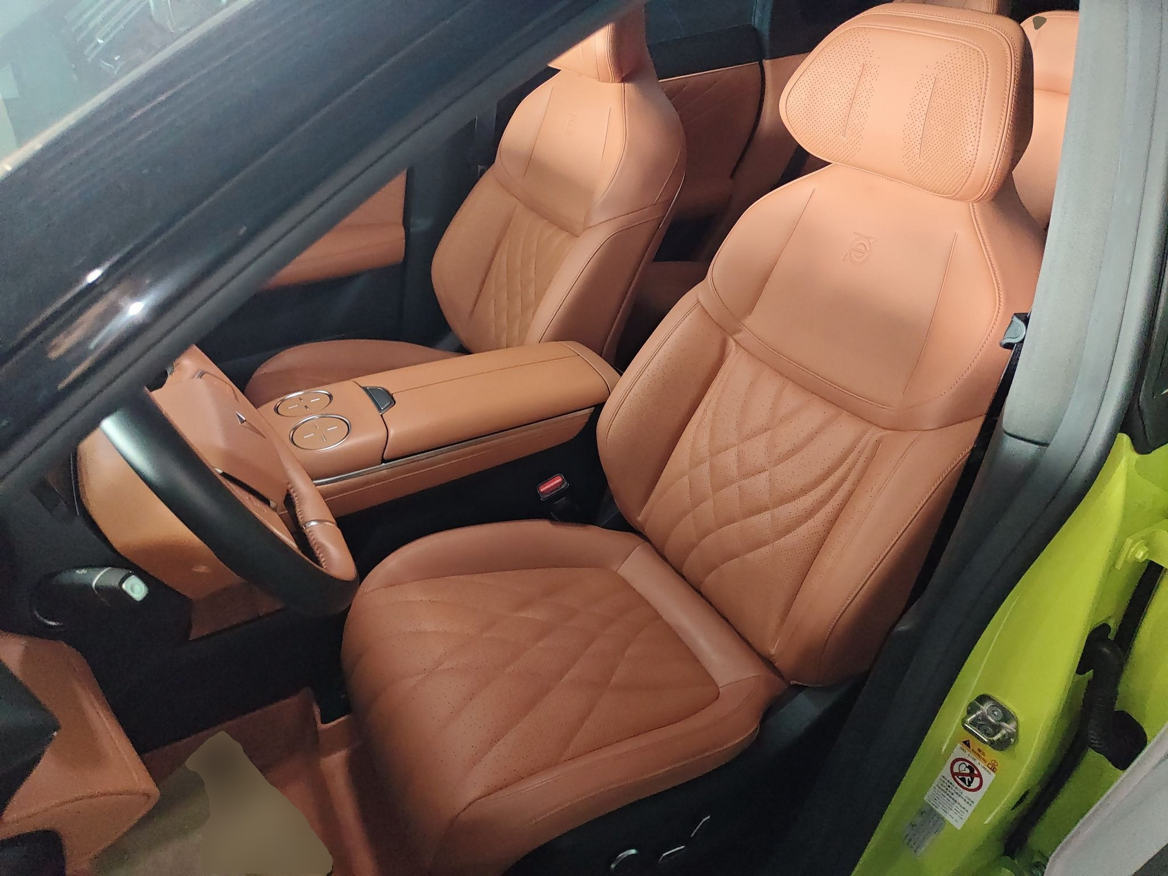 المقاعد الأمامية داخل السيارة