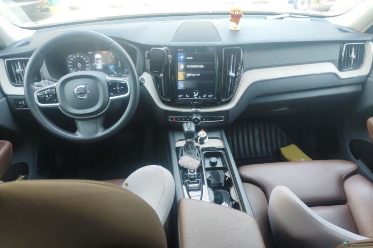 Used Volvo XC60 2020 T5 4x4 Smart Luxury Edition Interior 2