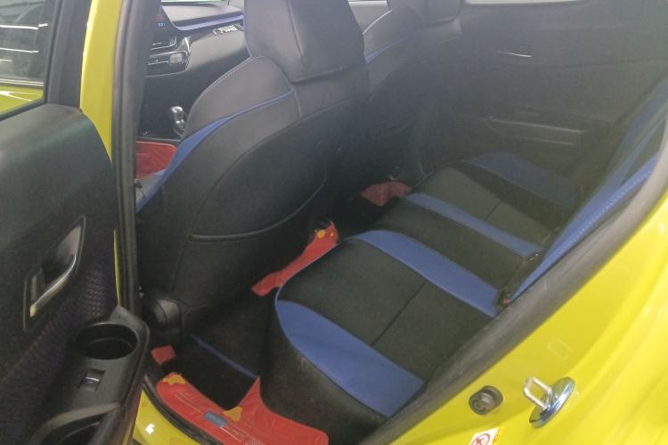 Used Toyota C-HR 2018 2.0L Luxury Sunroof Version China V Emission Standard Interior 4