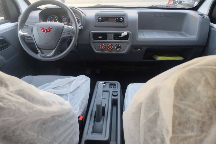 Used Wuling Yangguang 2024 300KM Comfort Version Passenger Van 75kW