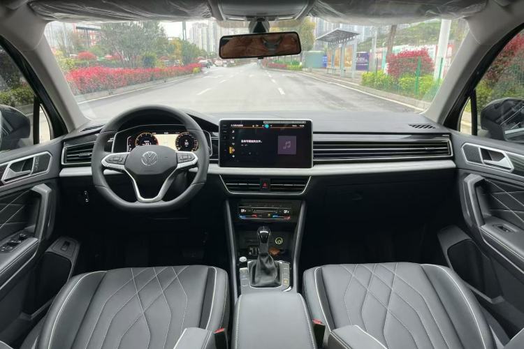 Used Volkswagen Tiguan L 2024 Outstanding Model 300TSI Automatic Two-Wheel Drive Longteng Edition Interior 1