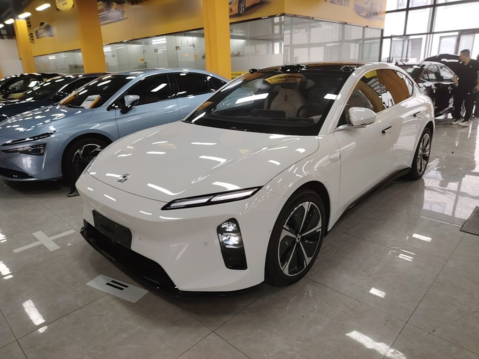 Unter der Vorderseite des Autos