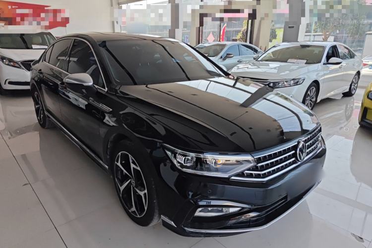 Used Volkswagen Magotan 2023 2 Million Units Limited Edition 330TSI DSG Leading Version Front Right 45 Deg