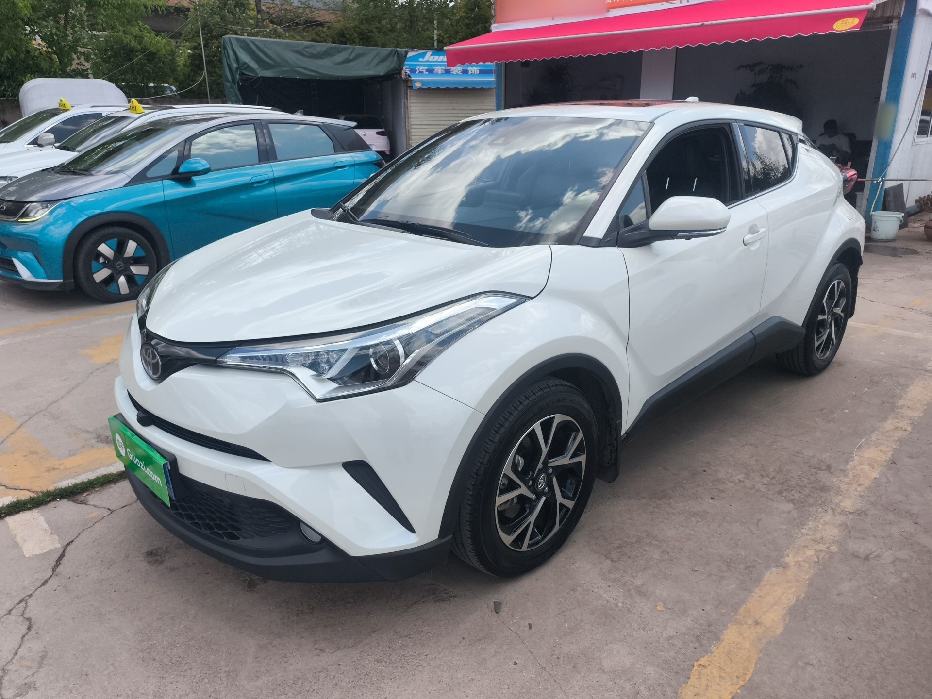 Под передней частью автомобиля