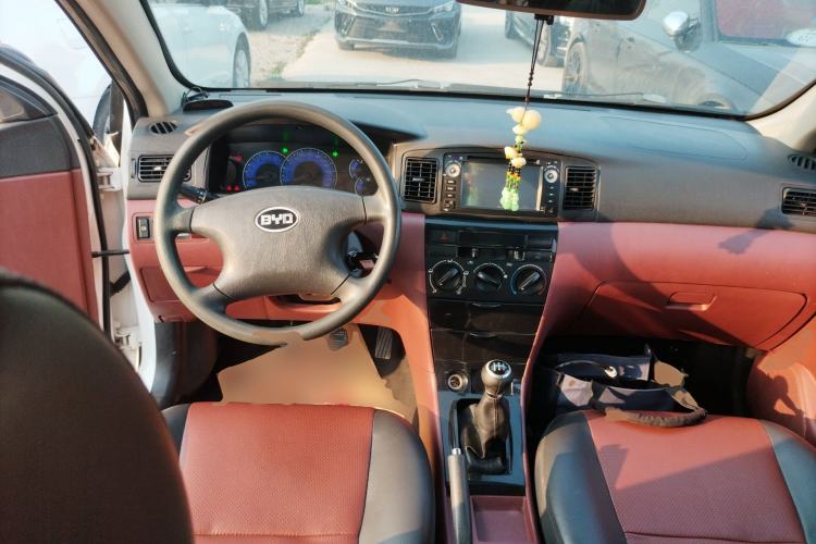 Used BYD F3 2012 Energy-Saving Model 1.5L Manual Comfort Version Center Console