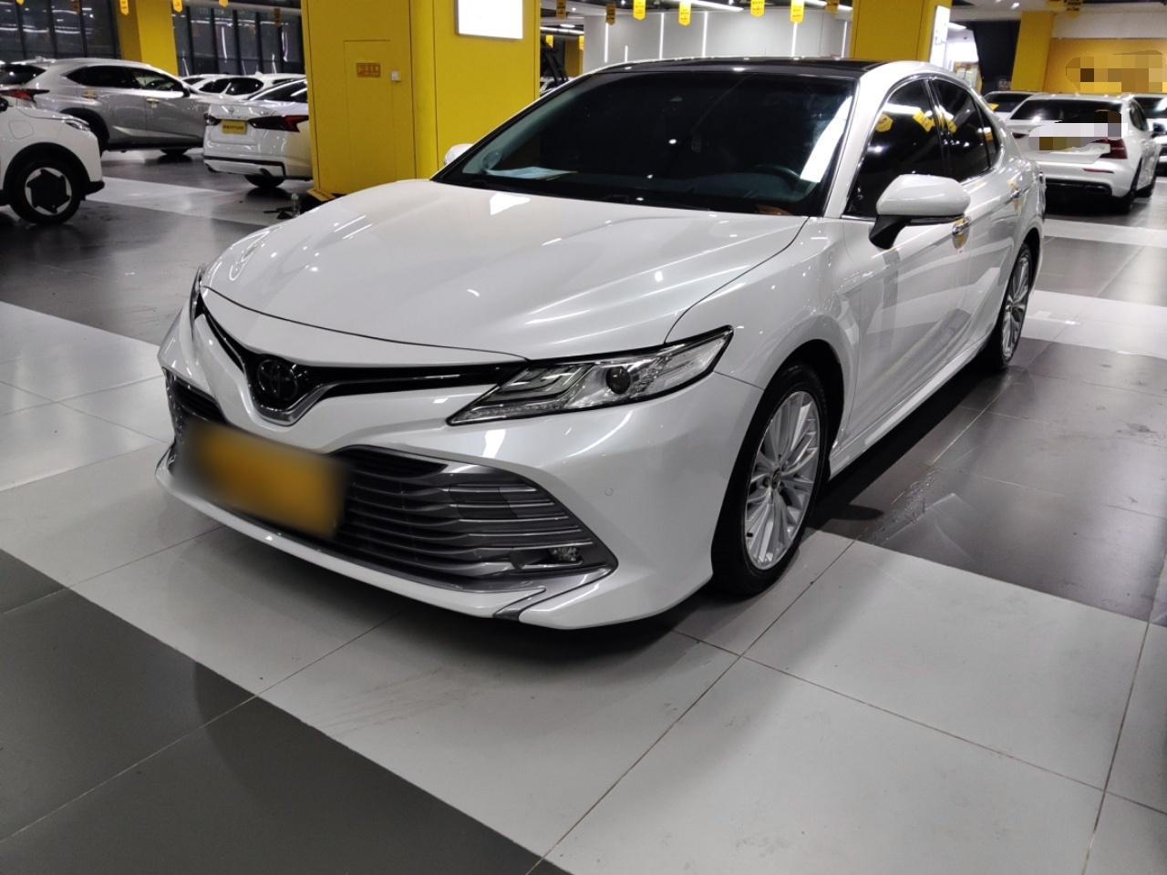 تحت مقدمة السيارة