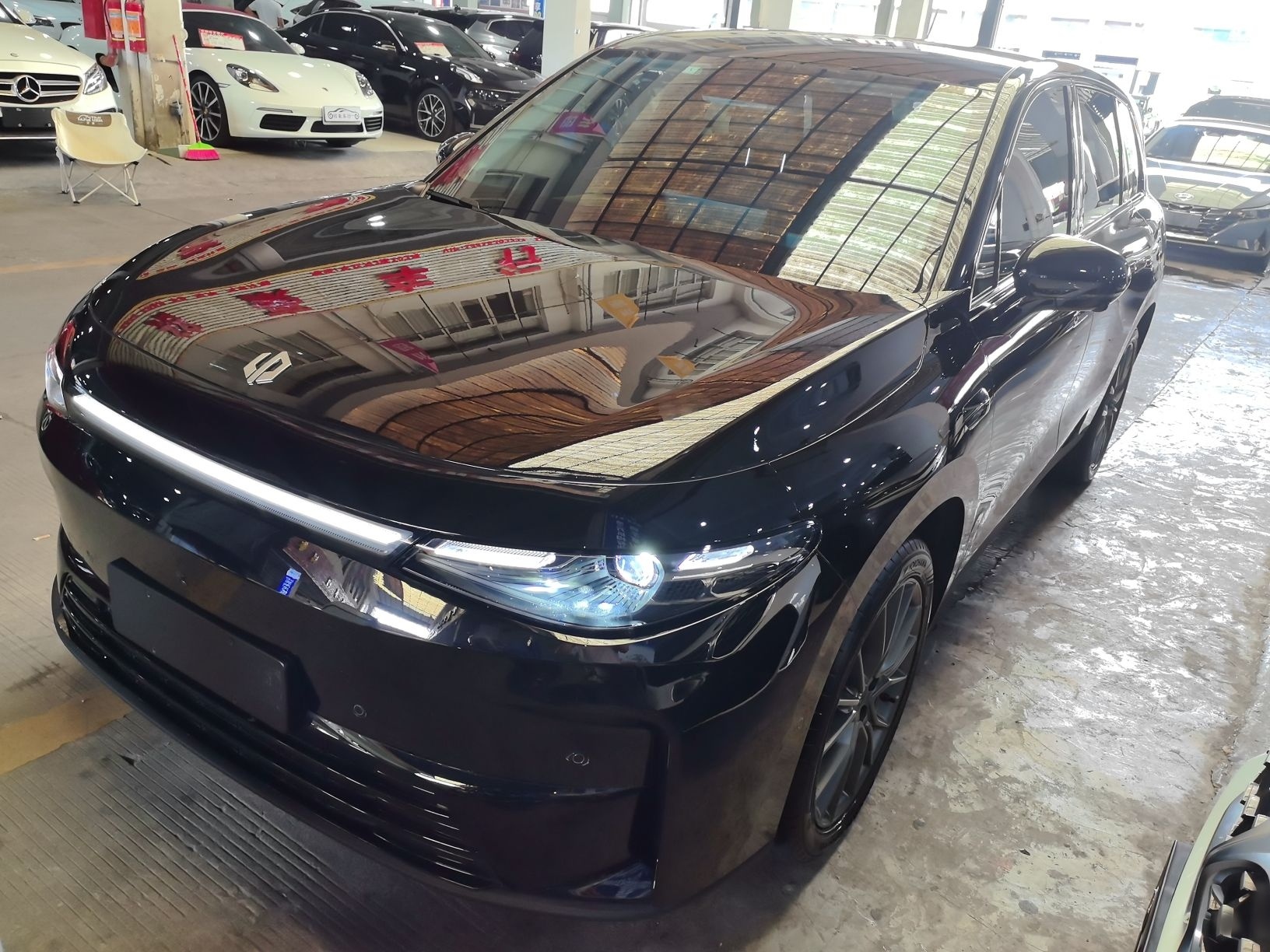 Под передней частью автомобиля