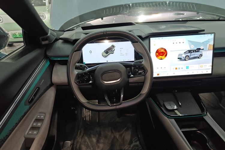 Used Lynk & Co 08 EM-P 2025 220 km All-Wheel-Drive Performance Halo