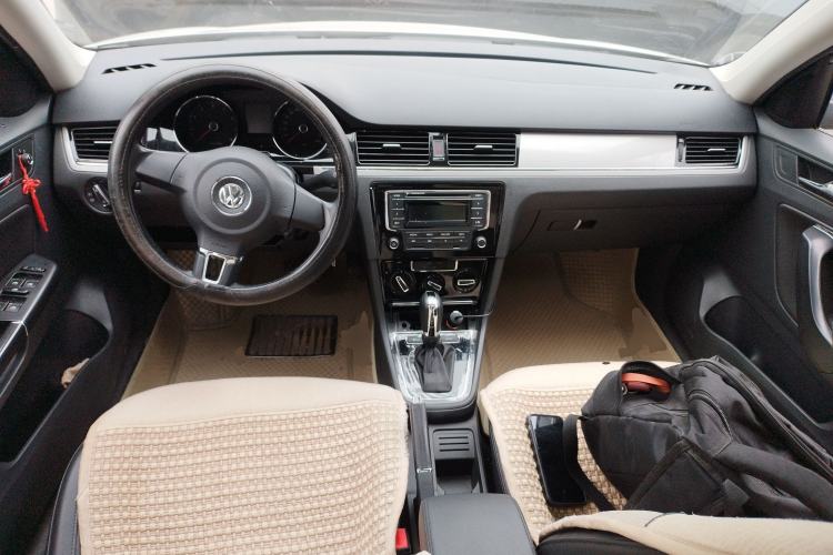 Used Volkswagen Bora 2014 1.6L Automatic Comfort Model Center Console