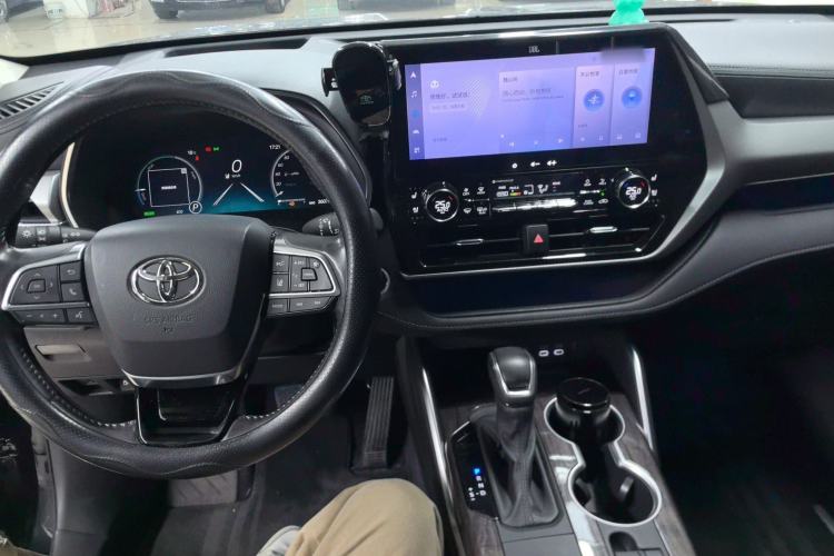 Used Toyota Highlander 2023 2.5L Smart Electric Hybrid Dual-Motor All-Wheel-Drive Supreme Edition – 7 Seats Center Console