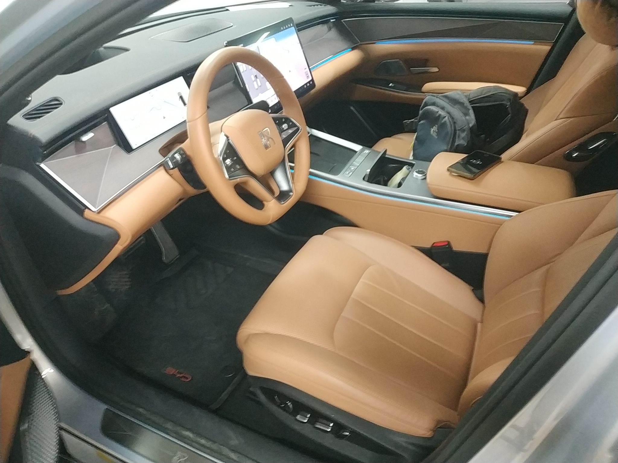 المقاعد الأمامية داخل السيارة