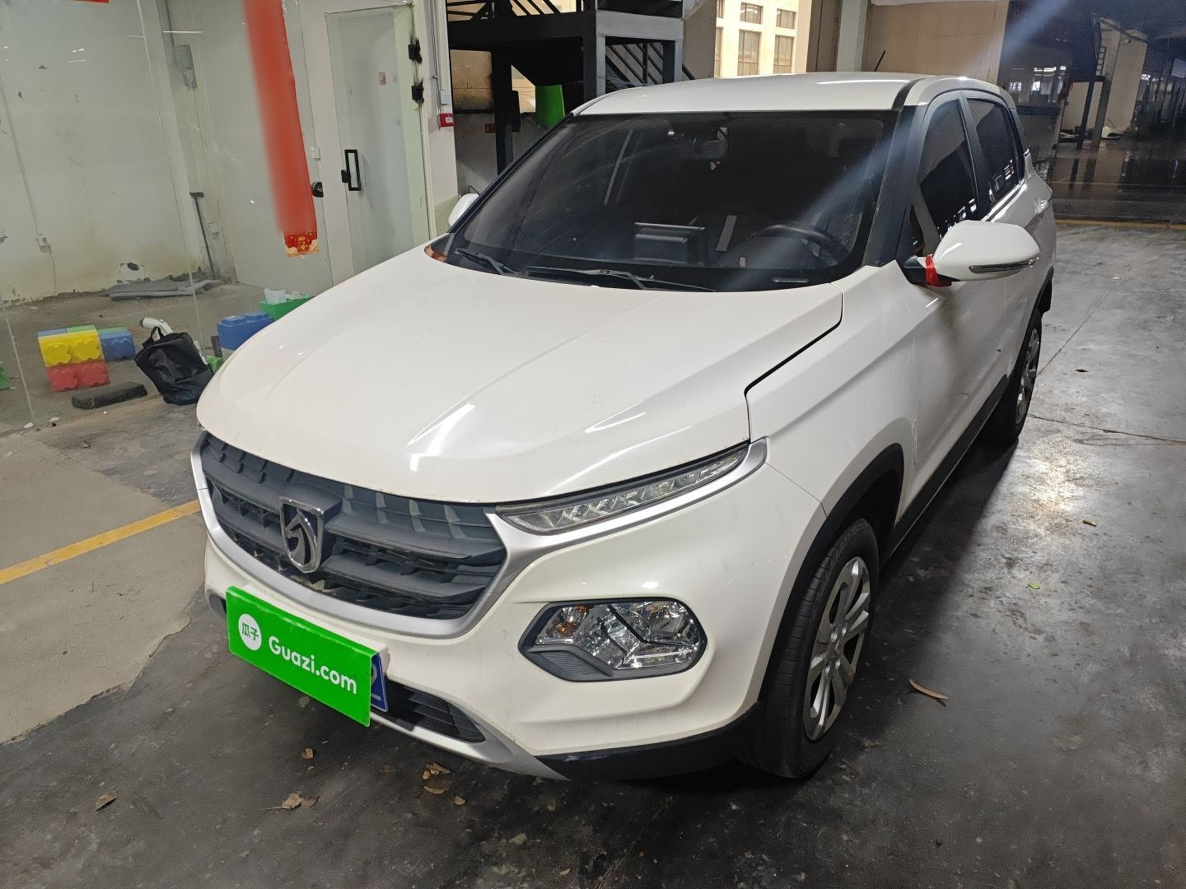 Под передней частью автомобиля
