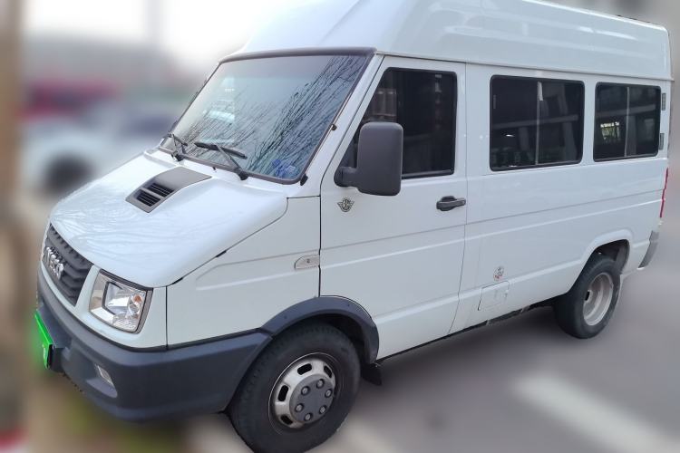 Used Iveco Daily 2021 2.5T A35 M1 Passenger Van 5-9 Seater Short Wheelbase Mid-Roof Design Dual Tires Side Sliding Door