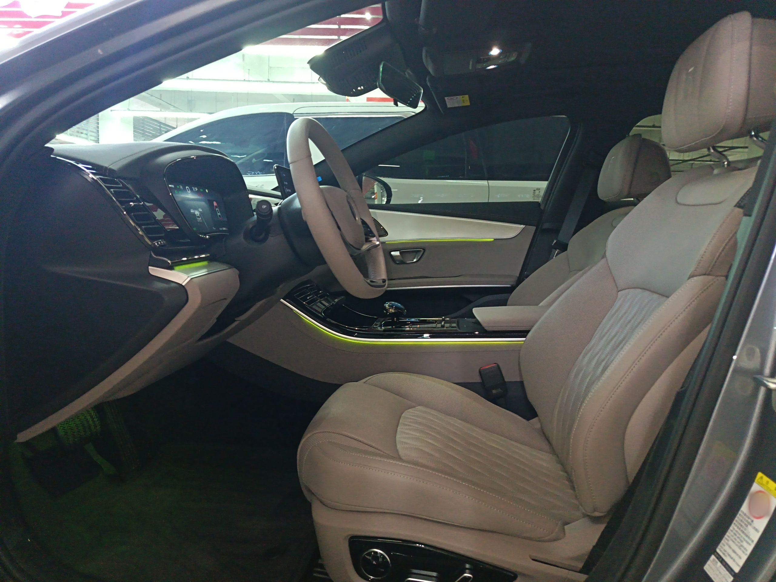 Переднее сиденье в автомобиле