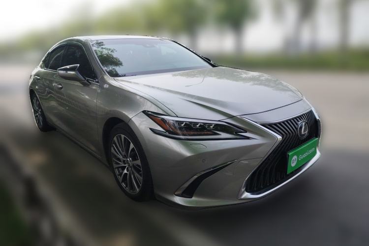 Used Lexus ES 2020 300h Deluxe Edition Front Right 45 Deg
