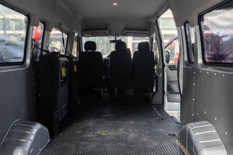 Used SAIC MAXUS Xintu V80 2019 2.5T Classic Model 6-Speed Manual Aotong Long Wheelbase Mid-Height 7-Seater
