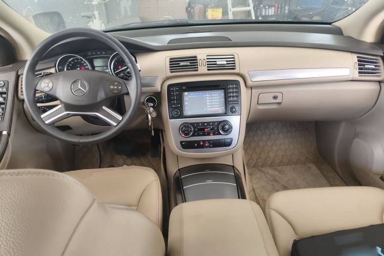 Used Mercedes-Benz R-Class 2011 R 300 L Business Model Center Console