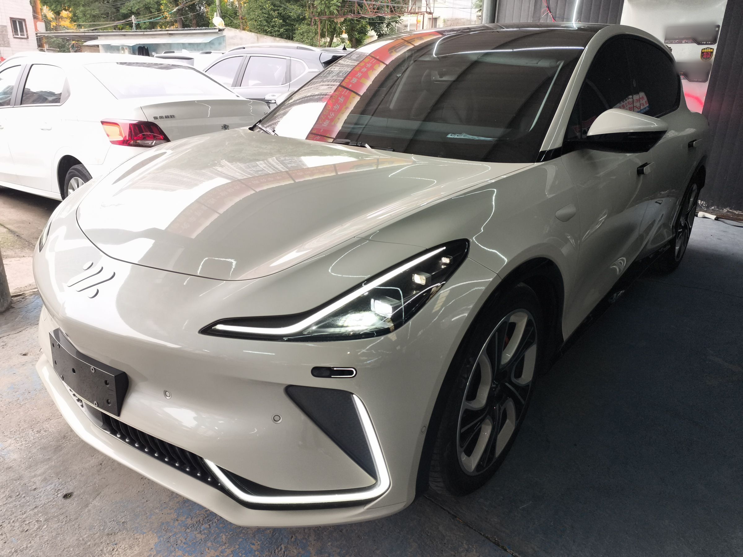 Под передней частью автомобиля