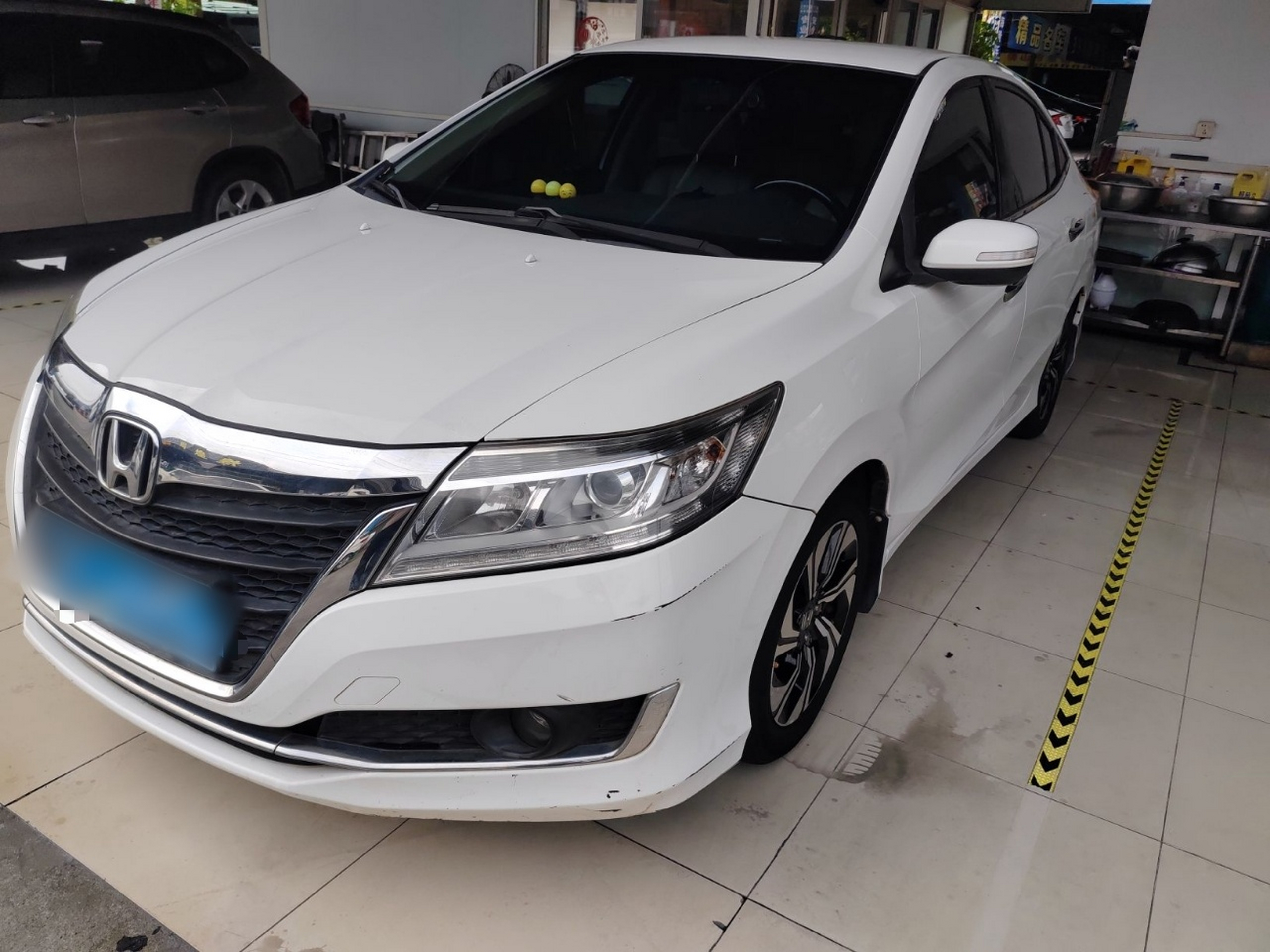 تحت مقدمة السيارة