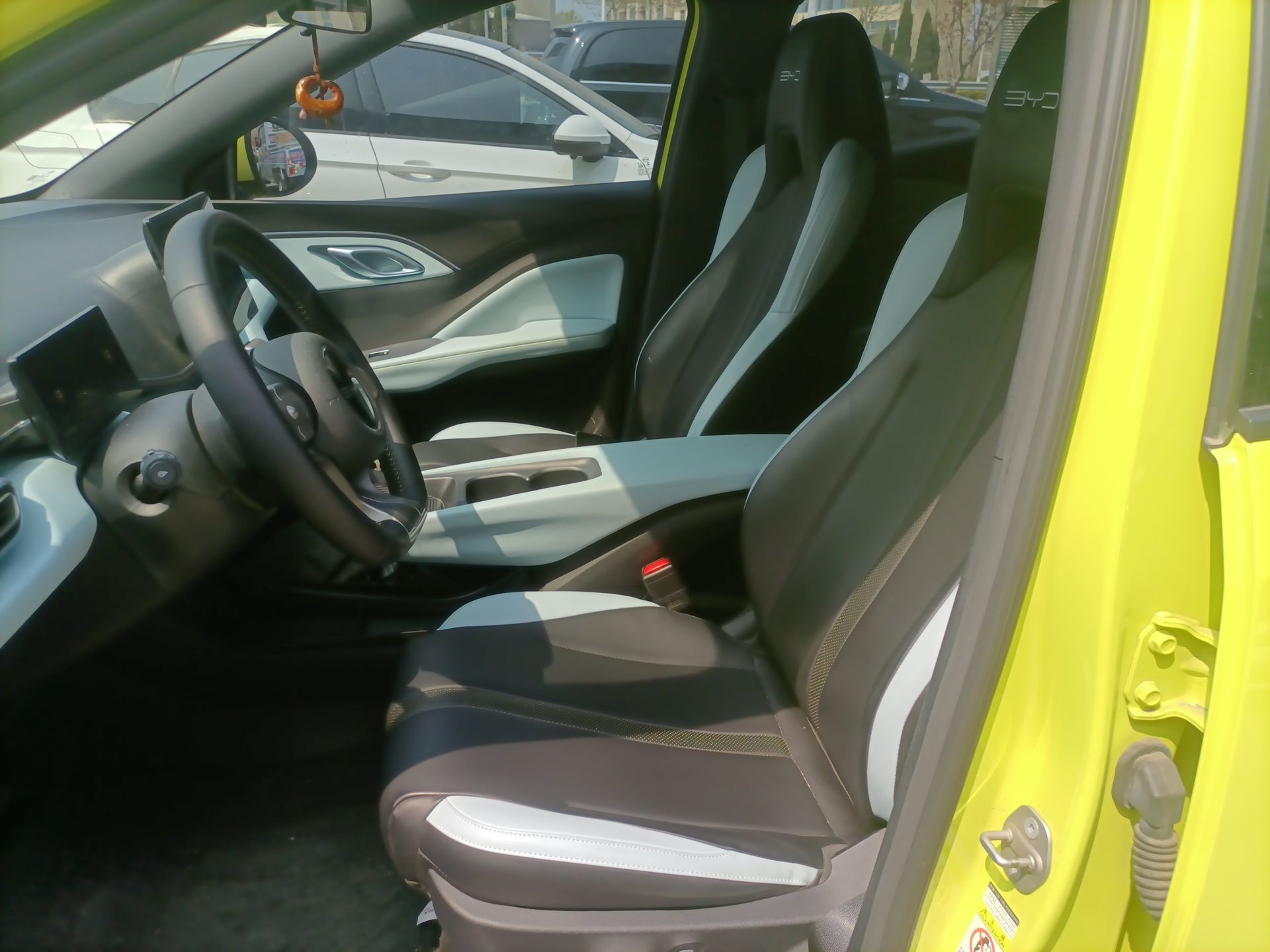 المقاعد الأمامية داخل السيارة