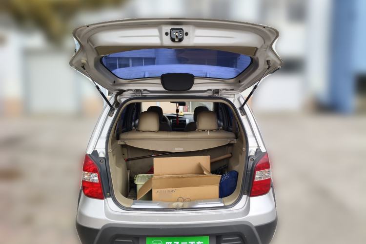 Used Nissan Livina 2010 Jingyue Edition 1.6L Manual All-Around Model Trunk