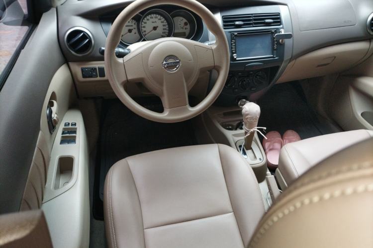 Used Nissan Livina 2007 1.6L Automatic All-Around Model Center Console