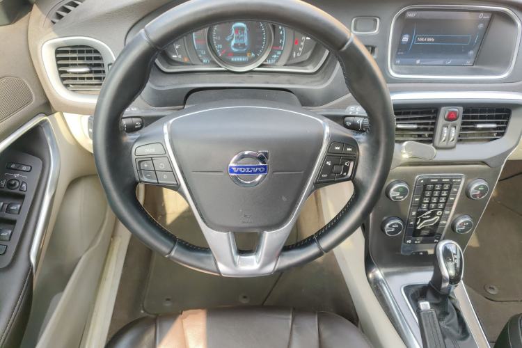 Used Volvo V40 2013 2.0T Zhiyi Edition Steering Wheel