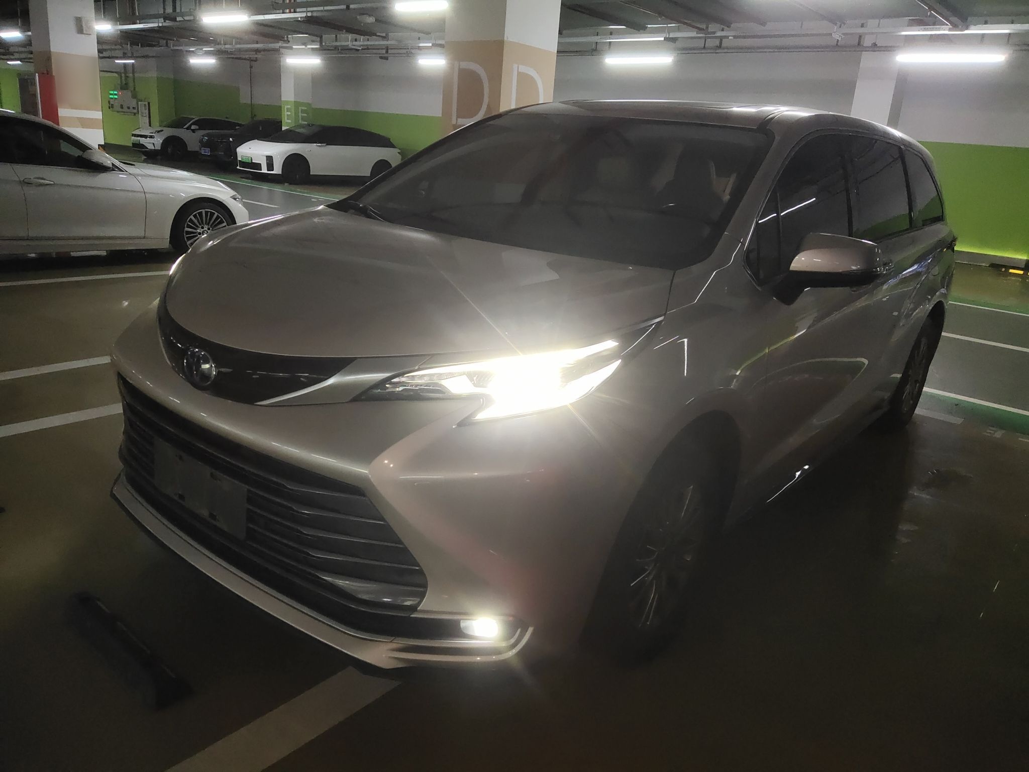 تحت مقدمة السيارة