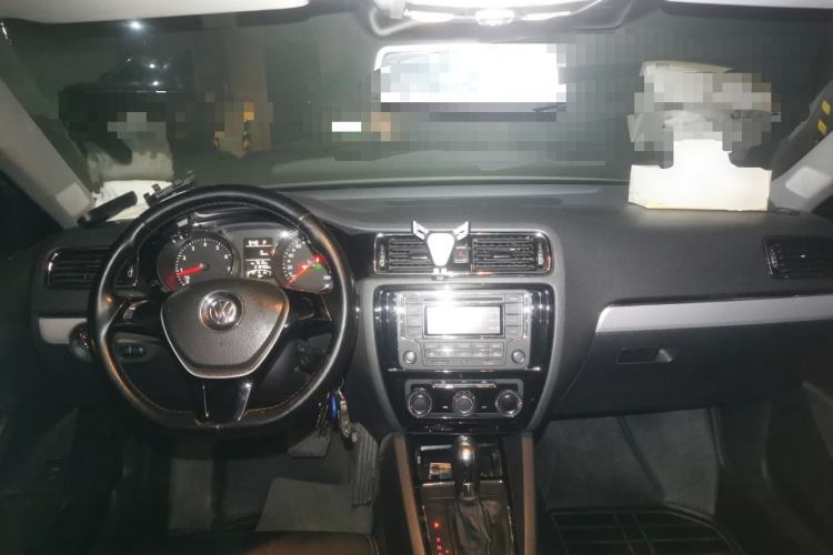 Used Volkswagen Sagitar 2015 1.6L Automatic Comfort Model Center Console