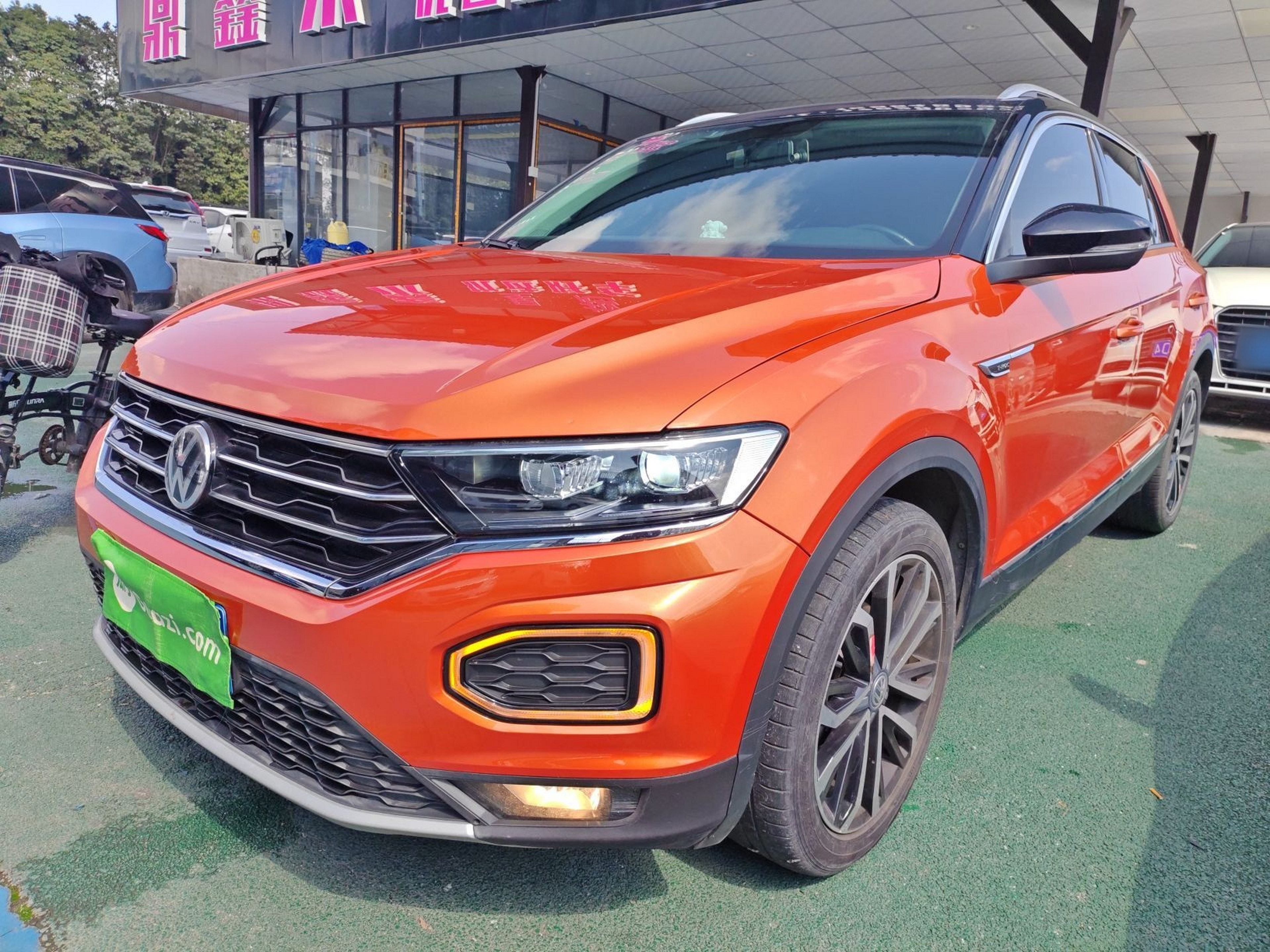 Под передней частью автомобиля