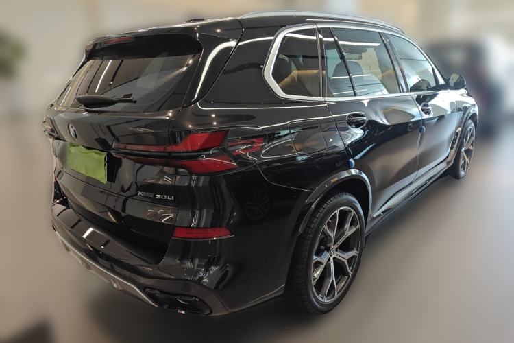 Used BMW X5 2023 xDrive 30Li Luxury M Sport Package Rear Right 45 Deg