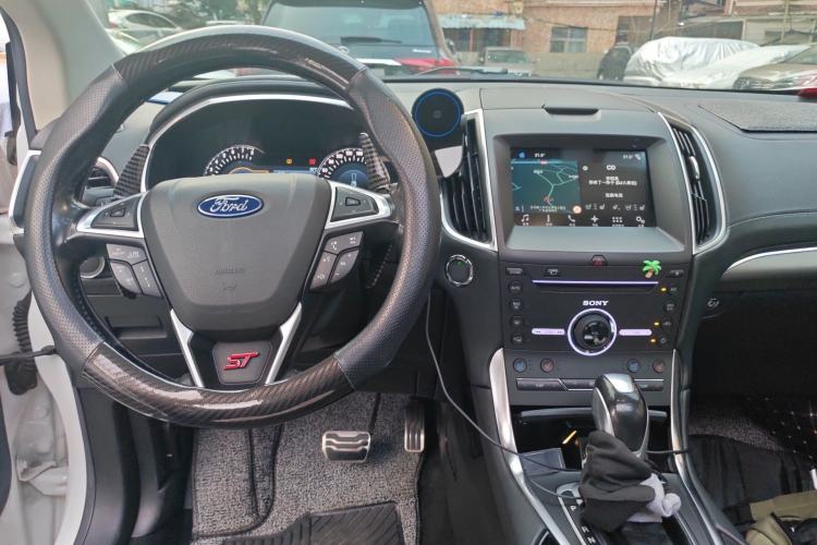 Used Ford Edge 2016 EcoBoost 330 V6 Four-Wheel-Drive Flagship Model with 7 Seats Center Console