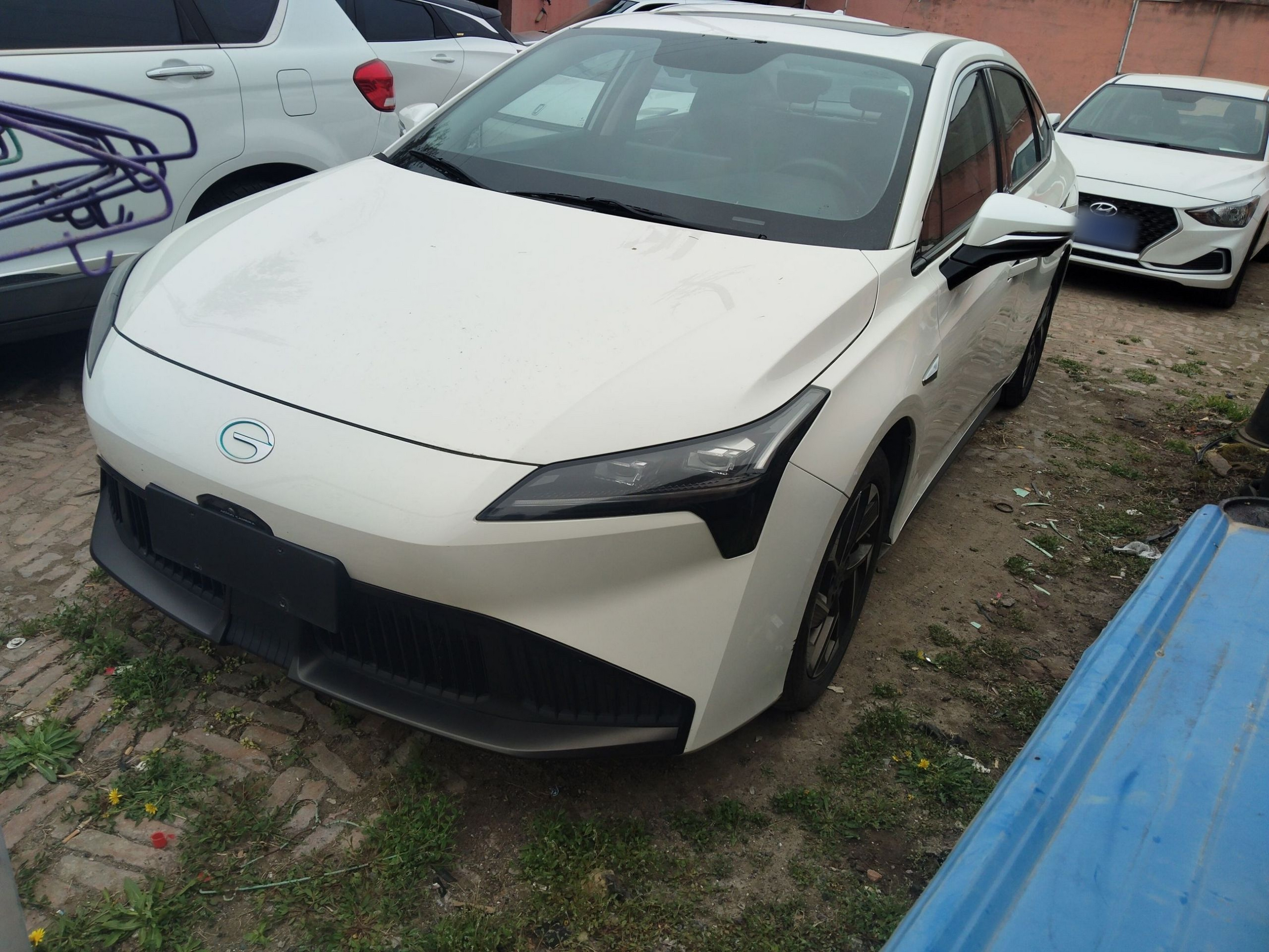 Под передней частью автомобиля