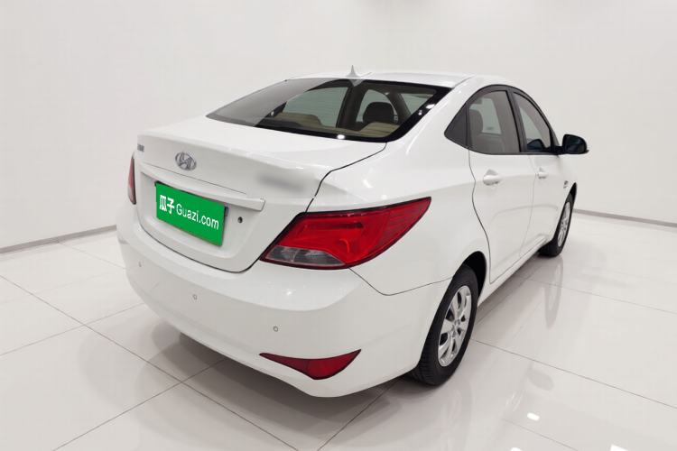 Used Hyundai Verna (older generation) 2014 1.4L Manual Smart GLS Trim Rear Right 45 Deg