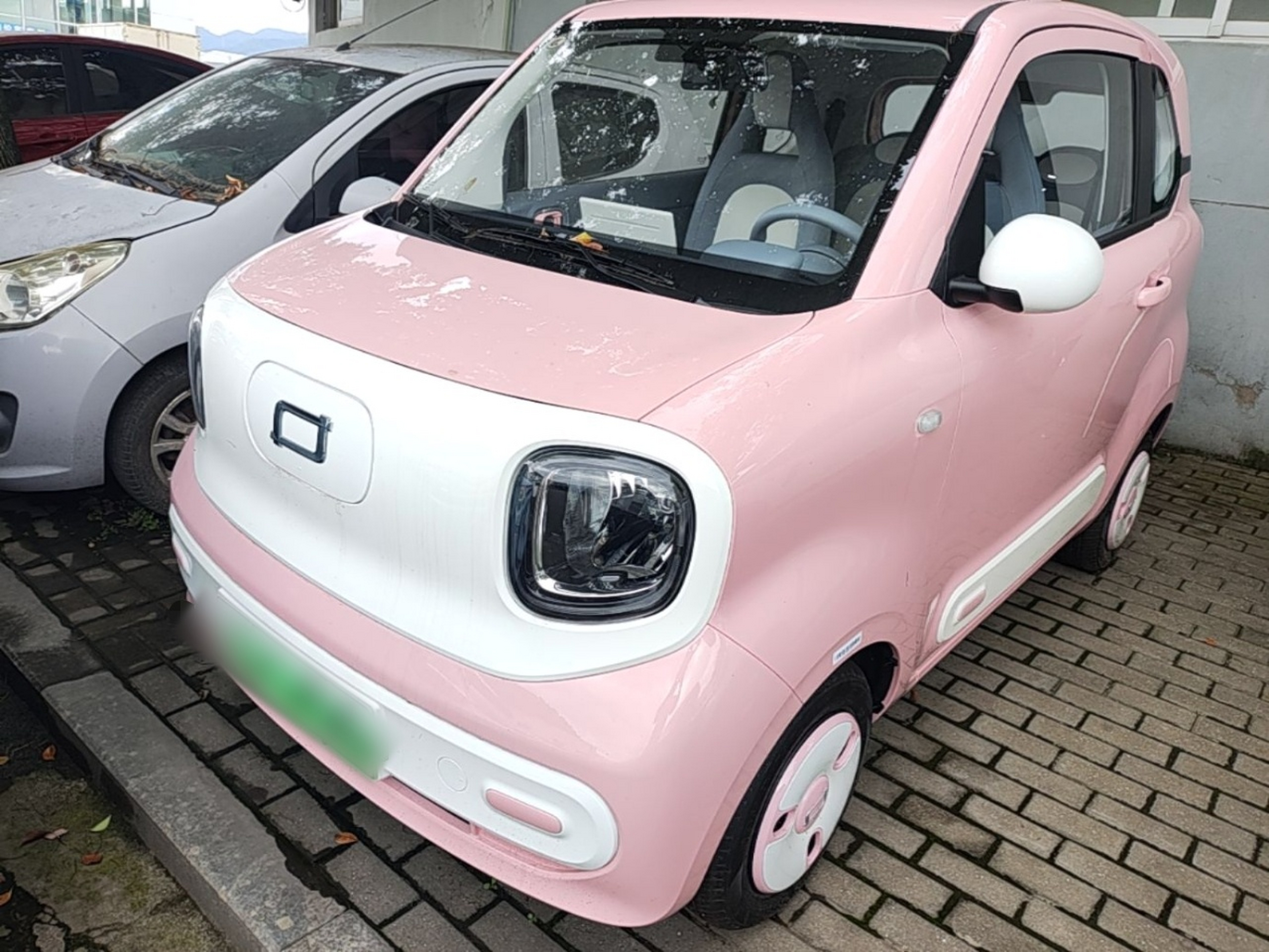 Unter der Vorderseite des Autos