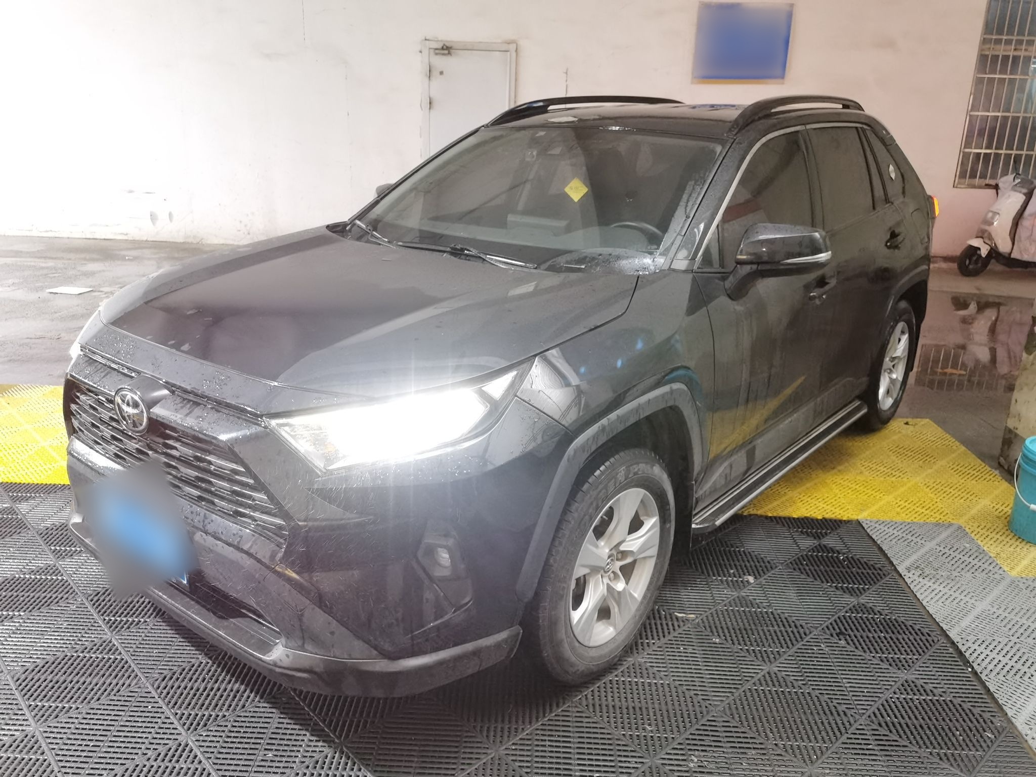 تحت مقدمة السيارة