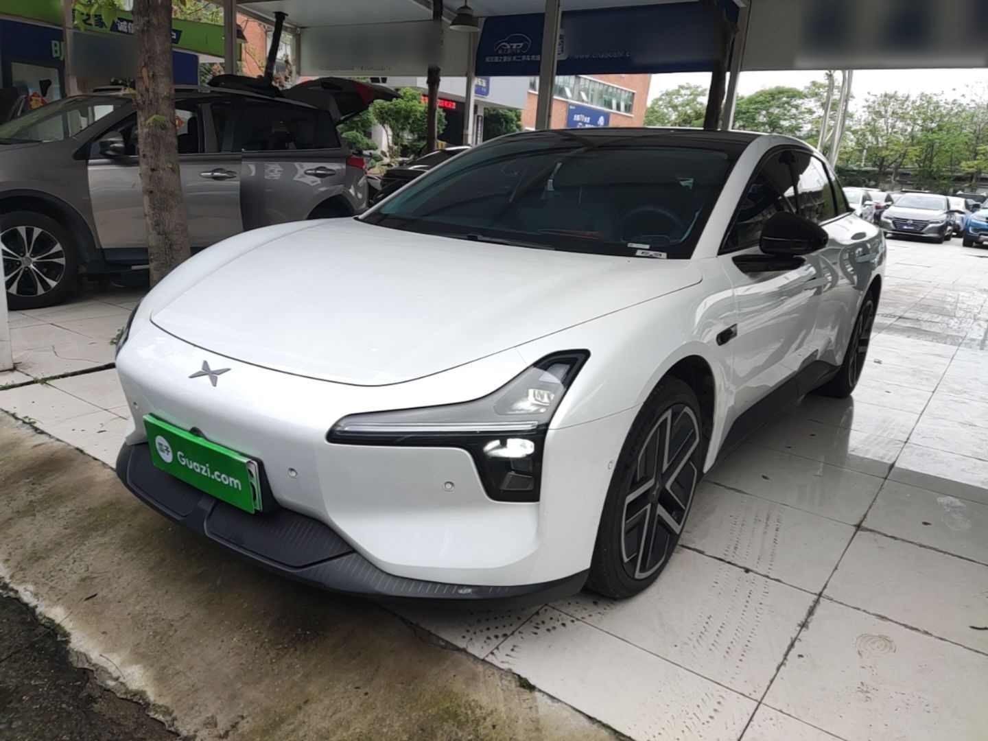 تحت مقدمة السيارة