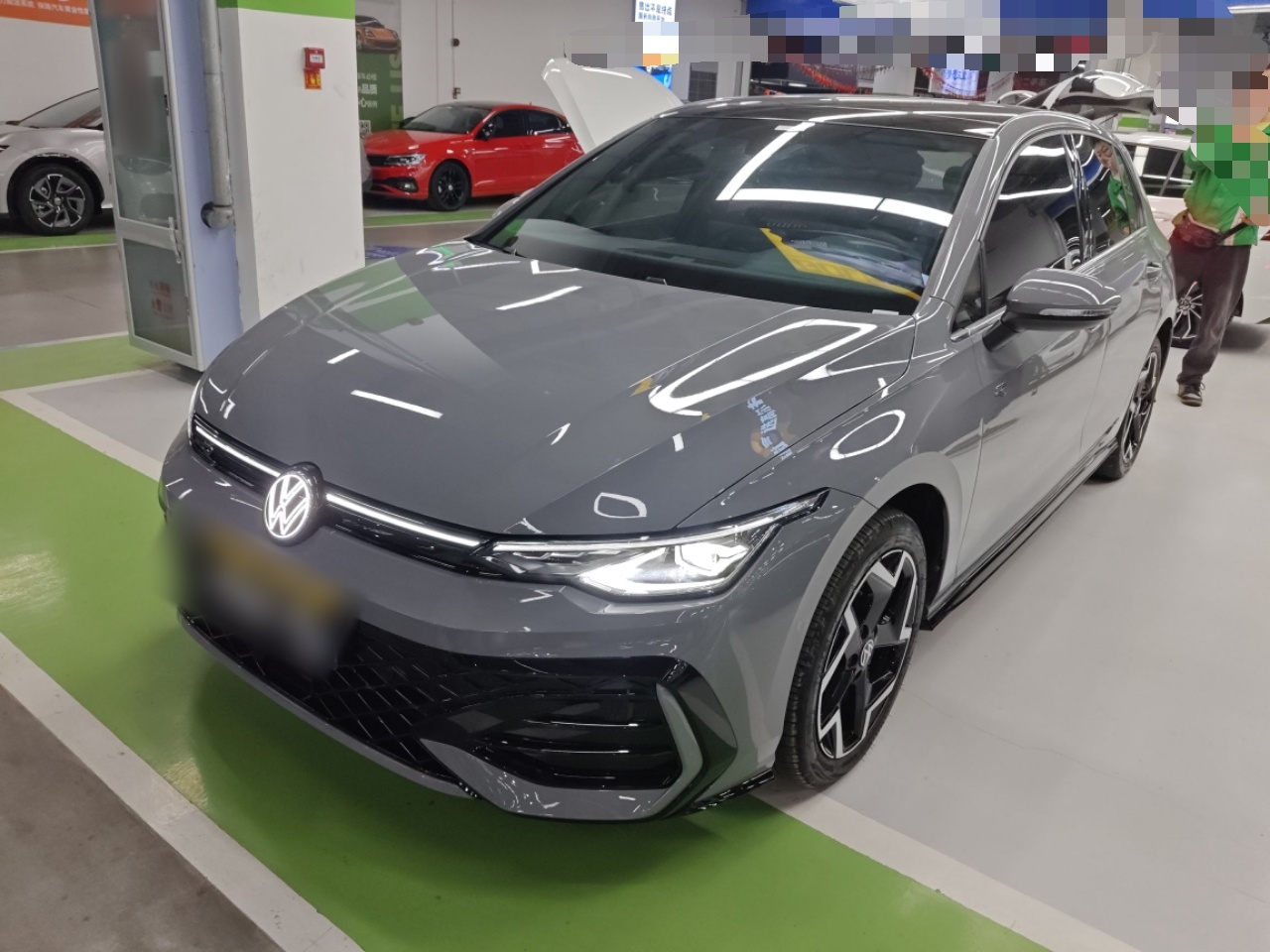 تحت مقدمة السيارة