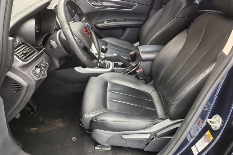 Used BYD Song MAX 2017 1.5T Manual Smart Connect Luxury 7-Seater Interior 4