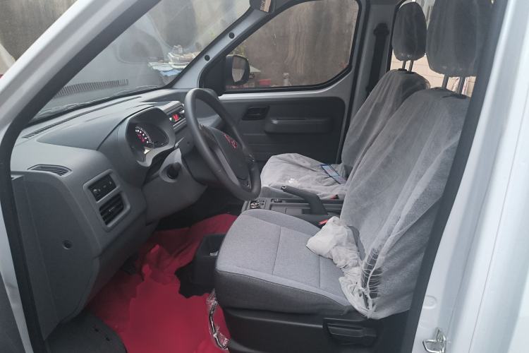 Used Wuling Yangguang 2024 300KM Comfort Version Passenger Van 75kW