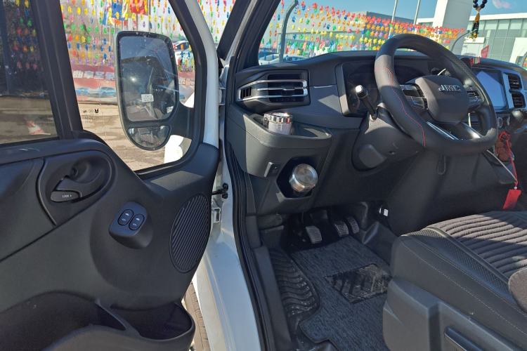 Used JMC Fushun 2023 2.0T Manual Short-Wheelbase Mid-Height Commercial Multi-Purpose 5-Seater Passenger Vehicle