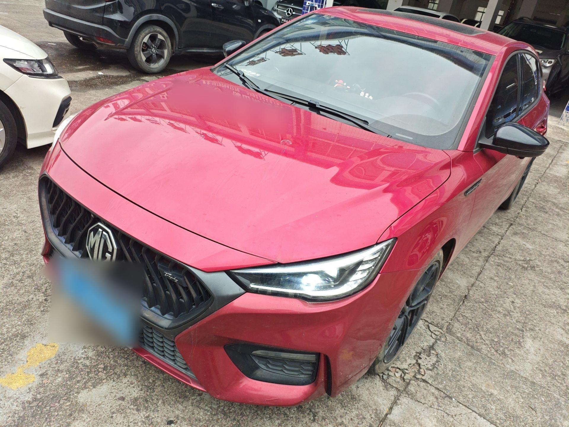 Под передней частью автомобиля