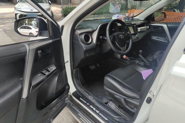 Used Toyota RAV4 2019 2.0L CVT Two-Wheel Drive Comfort Edition China VI Standard Driver Seat