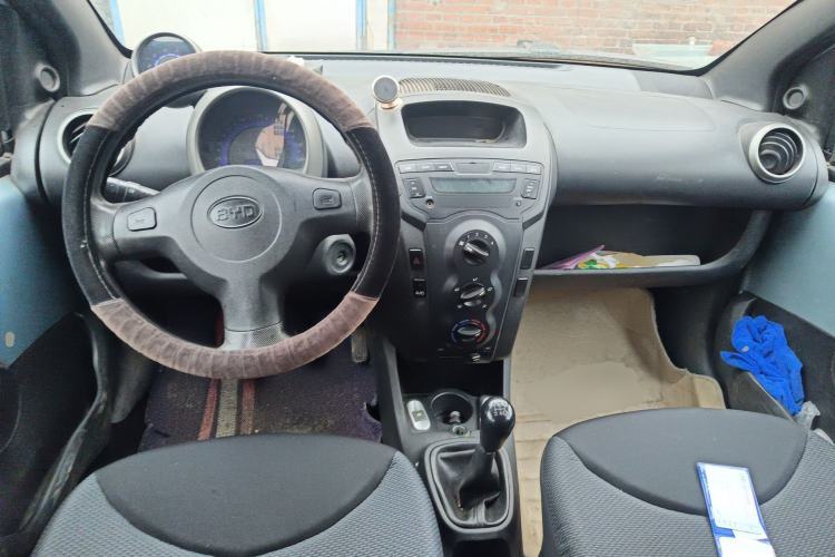 Used BYD F0 2011 Shangku Edition 1.0L Yuexiu Model Center Console