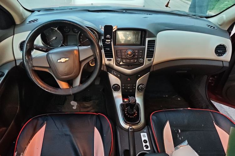 Used Chevrolet Cruze 2015 1.5L Classic SL MT Center Console