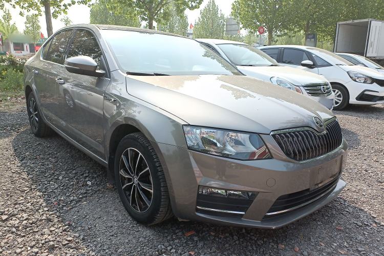 Used Skoda Octavia 2017 1.6L Automatic Smart Drive Edition Front Right 45 Deg