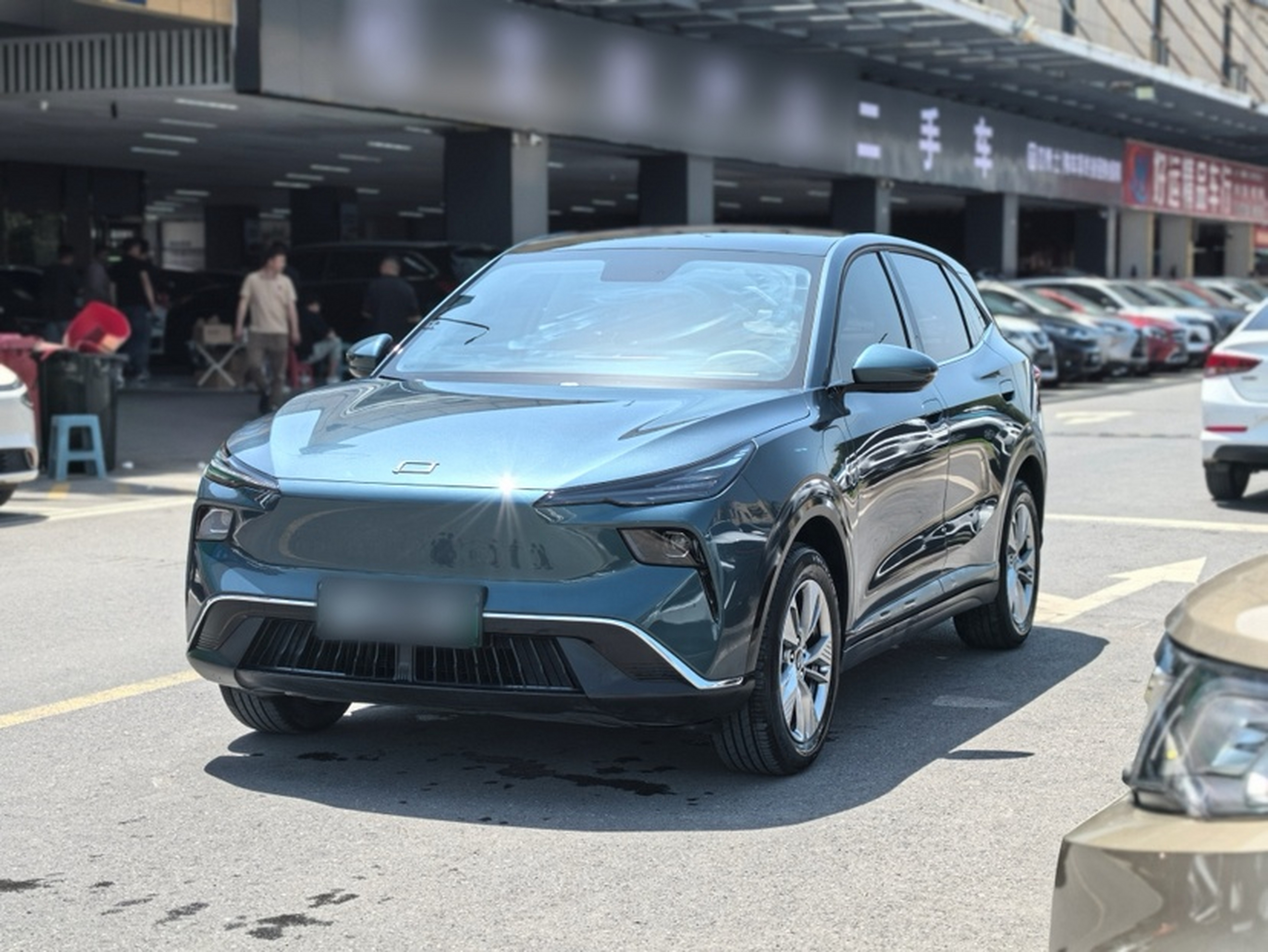 Под передней частью автомобиля